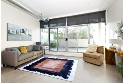 Tricolor cowhide rug with beige core