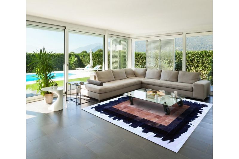 Tricolor cowhide rug with beige core